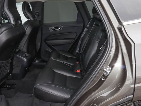 Used 2019 Volvo XC60 T5 Momentum w/ Multimedia Package image 8