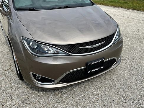 Used 2017 Chrysler Pacifica Touring-L w/ Tire & Wheel Group image 4