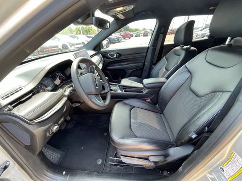Used 2025 Jeep Compass Latitude w/ Altitude Special Edition AWD/4WD image 9