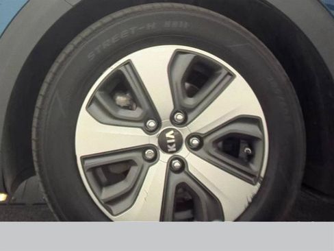 Used 2017 Kia Niro EX FWD image 9