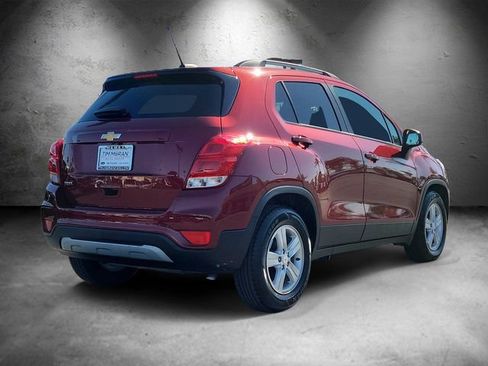 Used 2022 Chevrolet Trax LT w/ LT Convenience Package FWD image 3