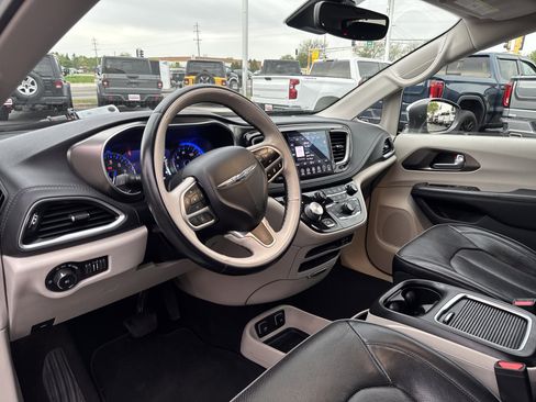 Used 2018 Chrysler Pacifica Limited w/ Advanced Safetytec Group FWD image 18