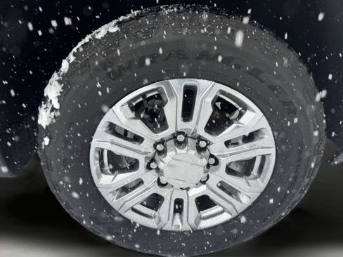 Used 2024 Chevrolet Silverado 2500 LTZ w/ LTZ Premium Package image 9