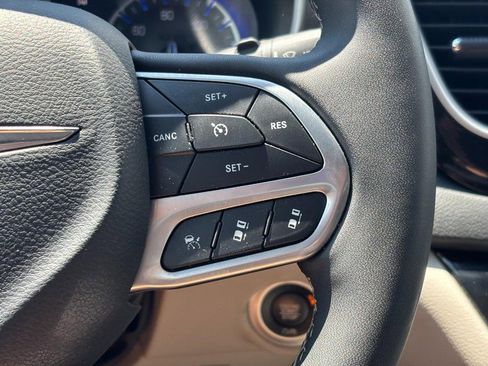 Used 2023 Chrysler Pacifica Touring-L FWD image 19