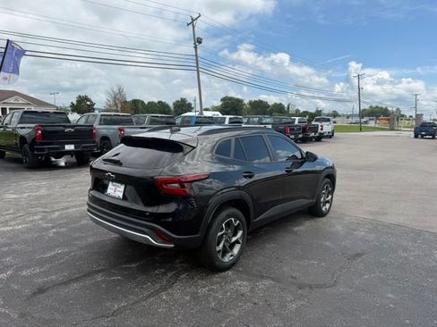 Used 2025 Chevrolet Trax LT w/ Driver Confidence Package FWD image 8