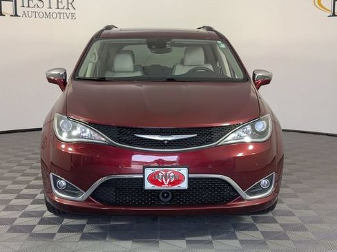 Used 2018 Chrysler Pacifica Limited w/ Tire & Wheel Group FWD image 3