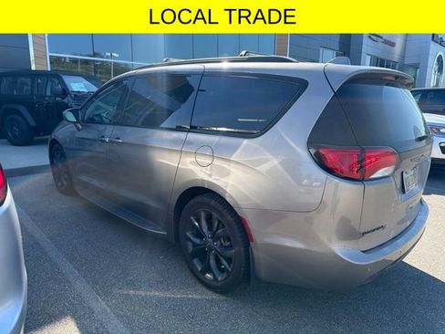 Used 2018 Chrysler Pacifica Touring-L w/ Premium Audio Group FWD image 4