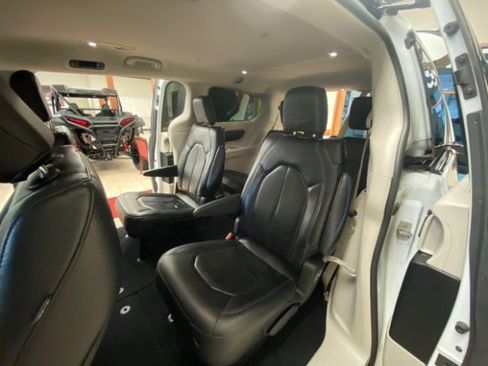 Used 2021 Chrysler Pacifica Touring-L FWD image 12