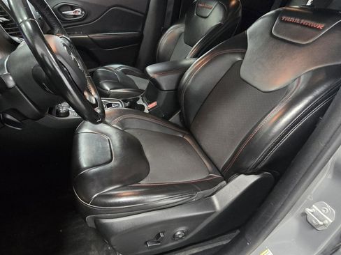 Used 2019 Jeep Cherokee Trailhawk w/ Cold Weather Group image 21