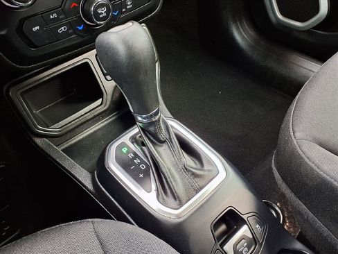 Used 2018 Jeep Renegade Latitude w/ Popular Equipment Group image 11