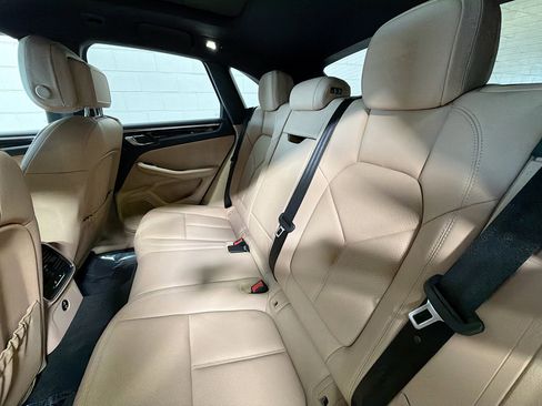 Certified 2025 Porsche Macan image 21