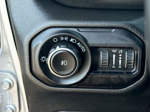 Used 2020 Jeep Wrangler Unlimited Sahara w/ LED Lighting Group AWD/4WD image 29