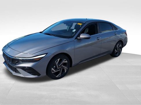 Used 2025 Hyundai Elantra Limited image 3