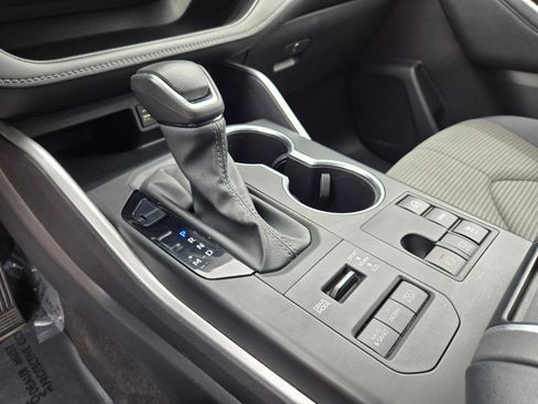 Used 2024 Toyota Highlander LE AWD/4WD image 19