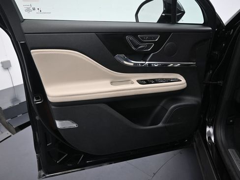 Used 2025 Lincoln Corsair AWD image 9