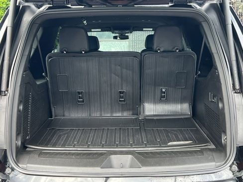 Used 2022 GMC Yukon XL SLT w/ SLT Luxury Package image 17