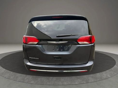 Used 2020 Chrysler Pacifica Touring-L FWD image 6