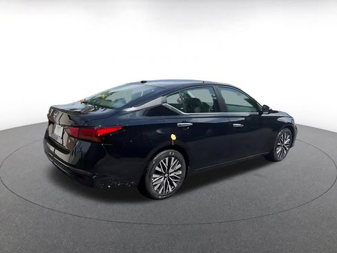 Used 2025 Nissan Altima 2.5 SV FWD image 12