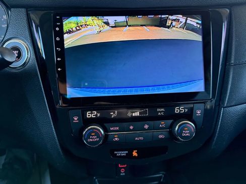 Used 2017 Nissan Rogue SV image 16