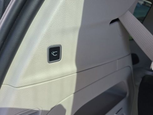 Used 2024 Chrysler Pacifica Touring-L image 15