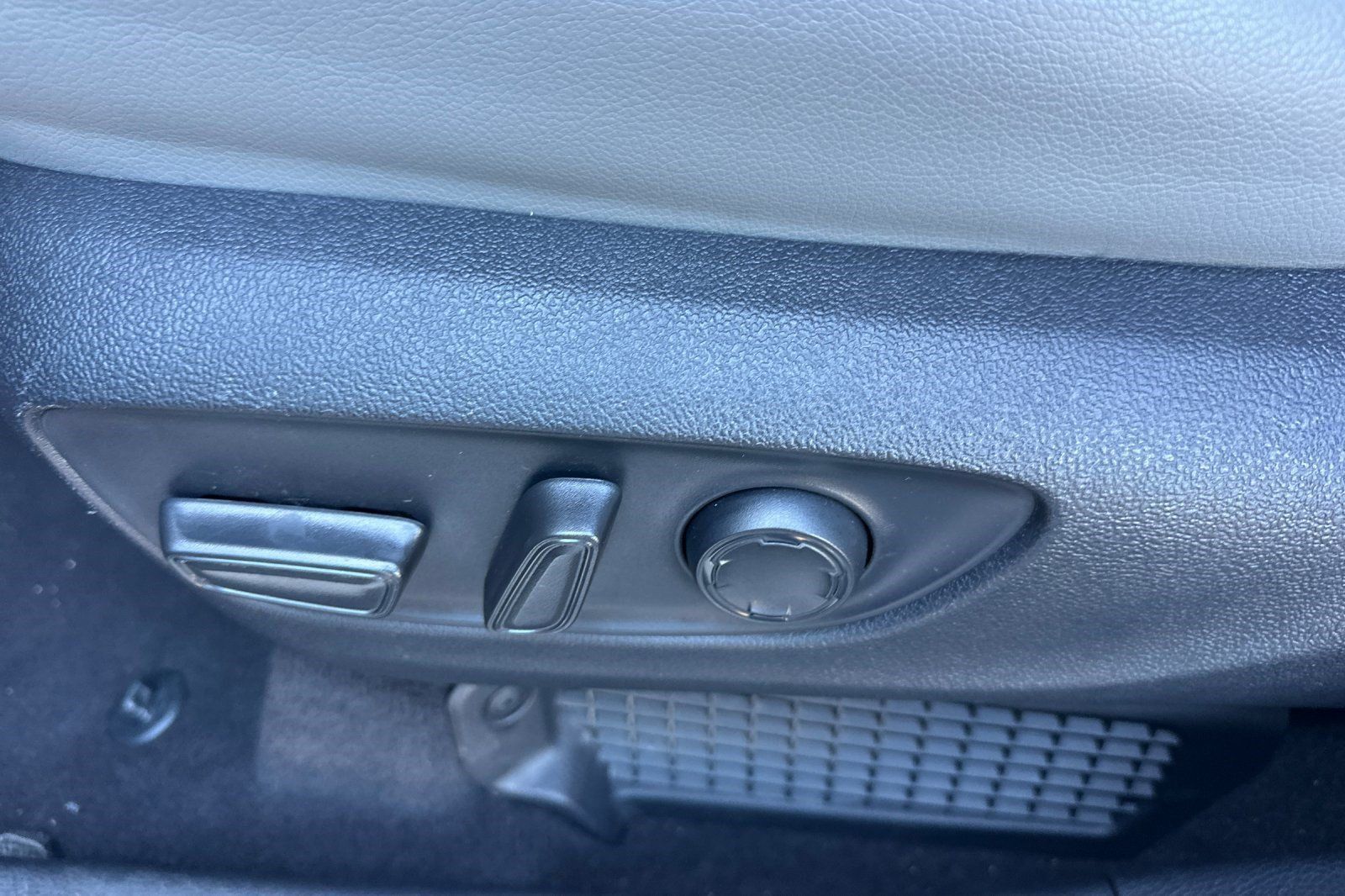 Used 2026 Toyota Sienna XLE FWD image 13