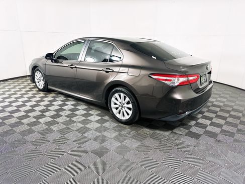 Used 2018 Toyota Camry LE image 5