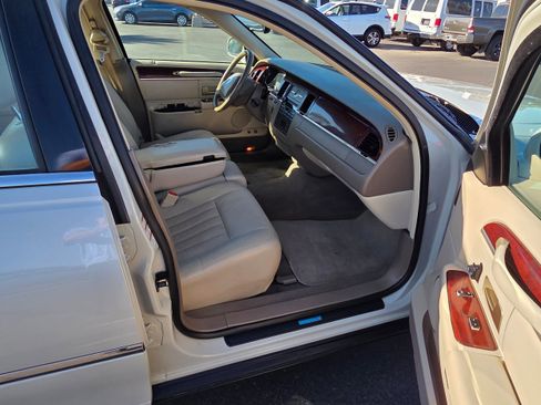 Used 2004 Lincoln Town Car Signature image 22