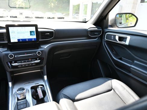 Used 2020 Ford Explorer XLT w/ Equipment Group 202A AWD/4WD image 14