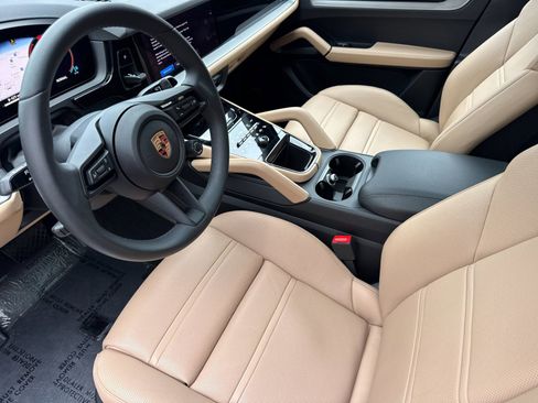 Certified 2025 Porsche Cayenne Coupe image 4