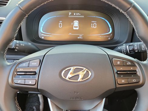 Certified 2025 Hyundai Venue SEL FWD image 17
