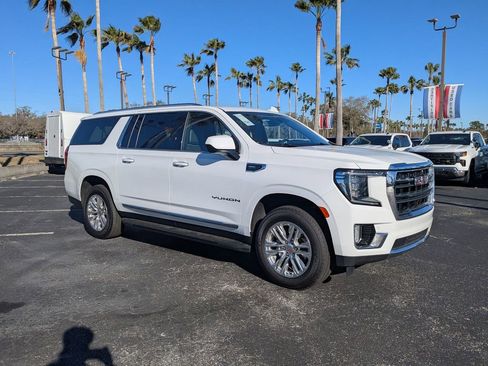 Used 2024 GMC Yukon XL SLT image 2