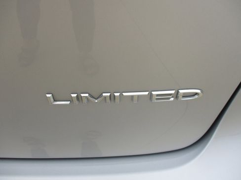 Used 2024 Chrysler Pacifica Limited FWD image 6