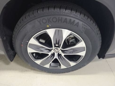 Used 2023 Toyota Highlander XLE AWD/4WD image 40