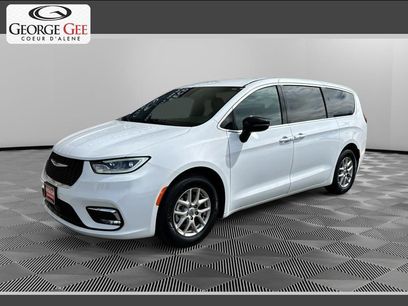 Used 2025 Chrysler Pacifica Select