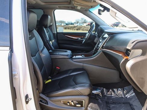 Used 2017 Cadillac Escalade ESV Premium Luxury image 4