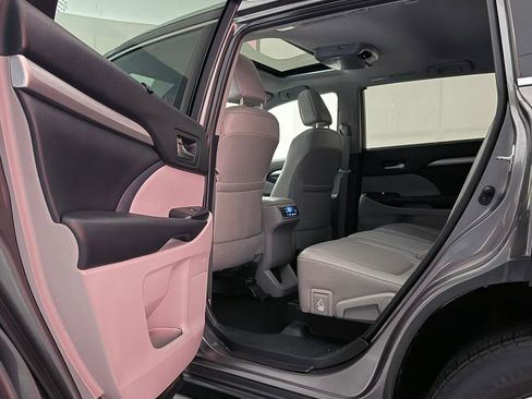 Used 2019 Toyota Highlander XLE AWD/4WD image 21