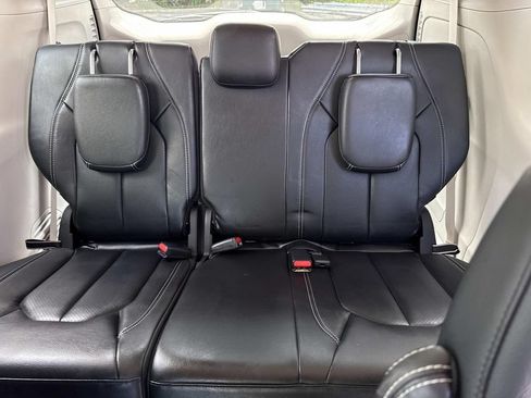 Used 2022 Chrysler Pacifica Touring-L w/ Uconnect Theater Family Group AWD/4WD image 18