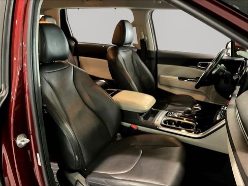 Used 2022 Kia Carnival EX FWD image 29