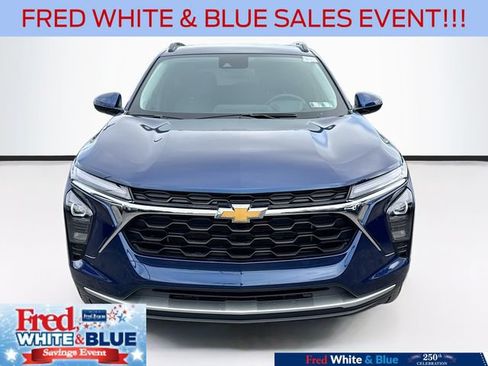 Used 2024 Chevrolet Trax LT w/ Driver Confidence Package FWD image 2