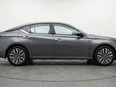 Used 2025 Nissan Altima 2.5 SV image 11