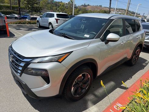 Used 2024 Nissan Rogue SV FWD image 3