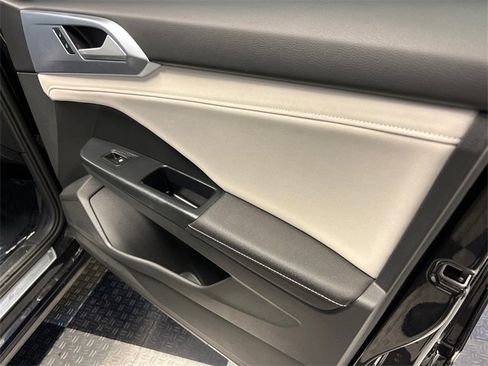 Certified 2025 Volkswagen Taos SE image 11