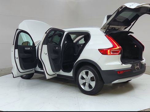 Used 2020 Volvo XC40 T4 Momentum FWD image 11