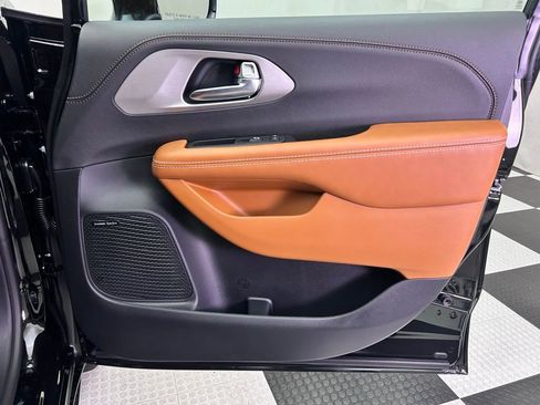 New 2026 Chrysler Pacifica Pinnacle w/ Trailer Tow Group image 23