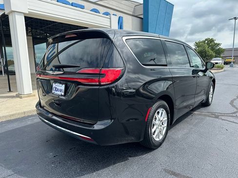 Used 2024 Chrysler Pacifica Touring-L FWD image 7