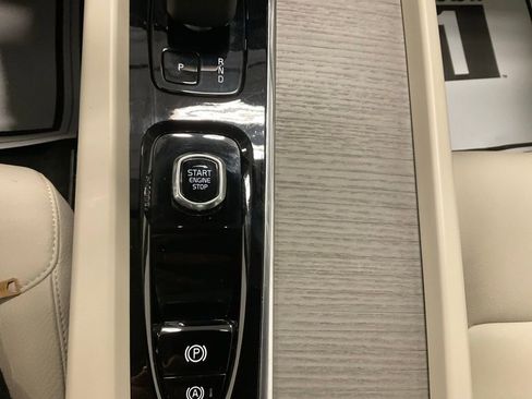 Used 2023 Volvo XC60 B5 Plus image 23