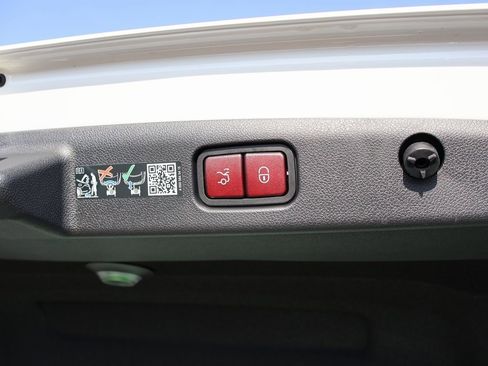 Used 2025 Mercedes-Benz E 350 4MATIC Sedan image 18