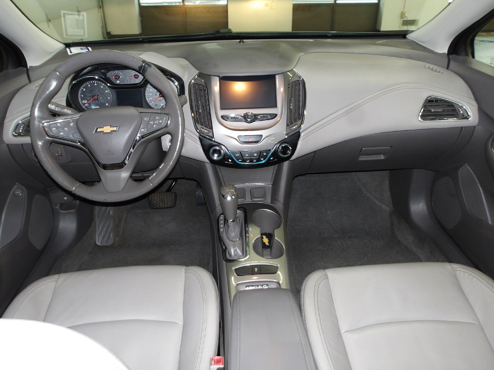Used 2017 Chevrolet Cruze Premier w/ Premier Convenience Package FWD image 12