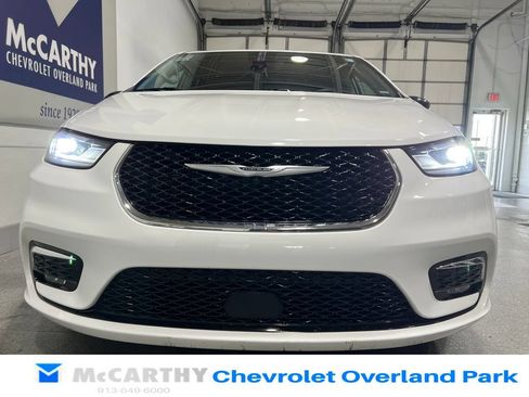 Used 2024 Chrysler Pacifica Touring-L FWD image 10