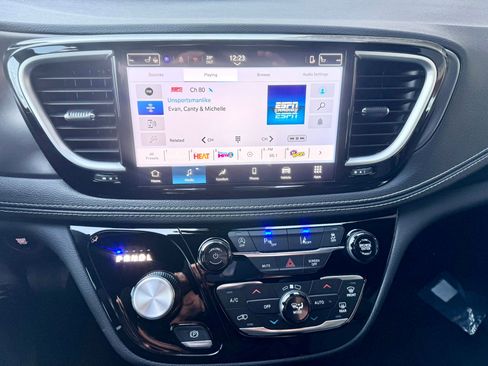 New 2026 Chrysler Pacifica Select image 14